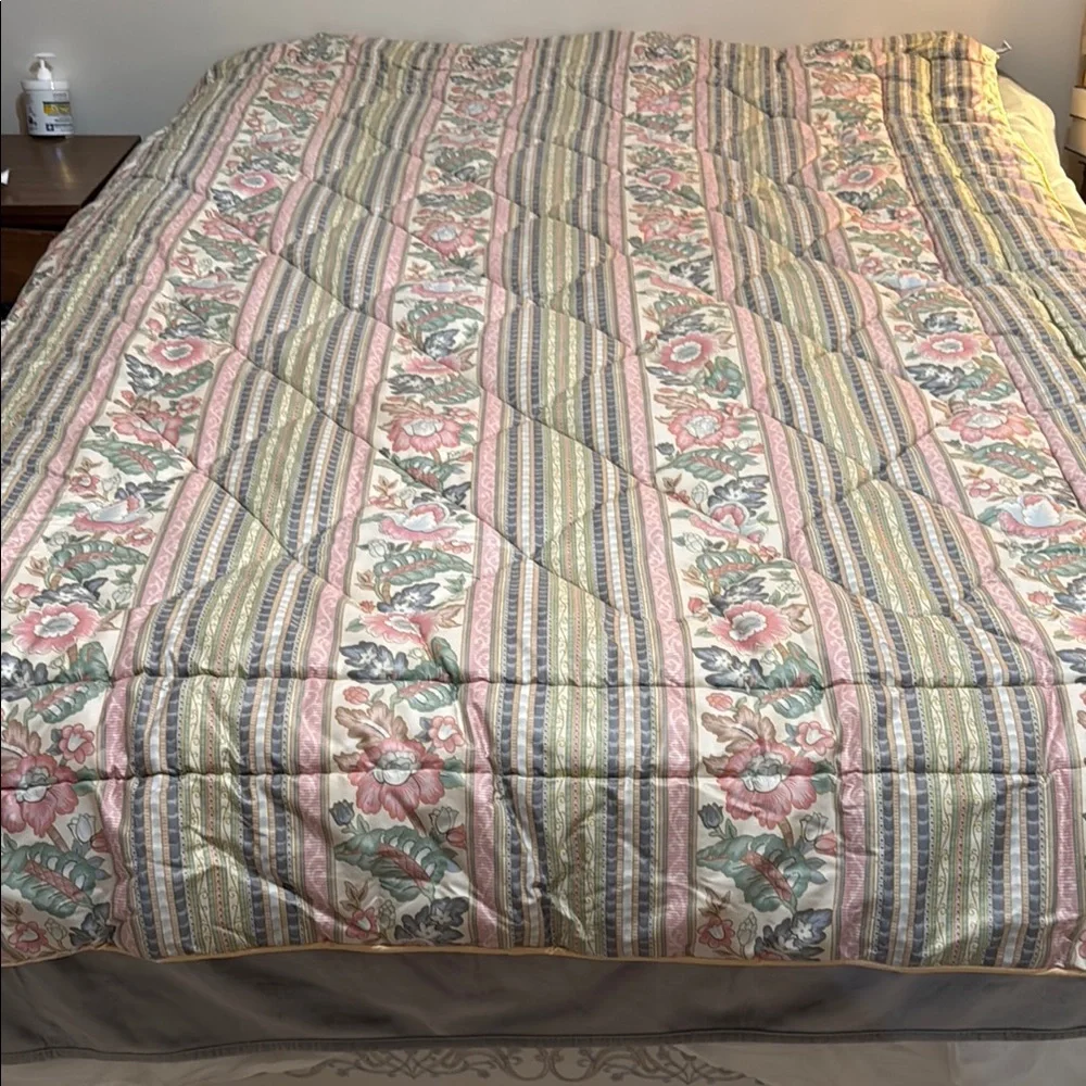 Floral Patterned Comforter - Reversible.  single bed.